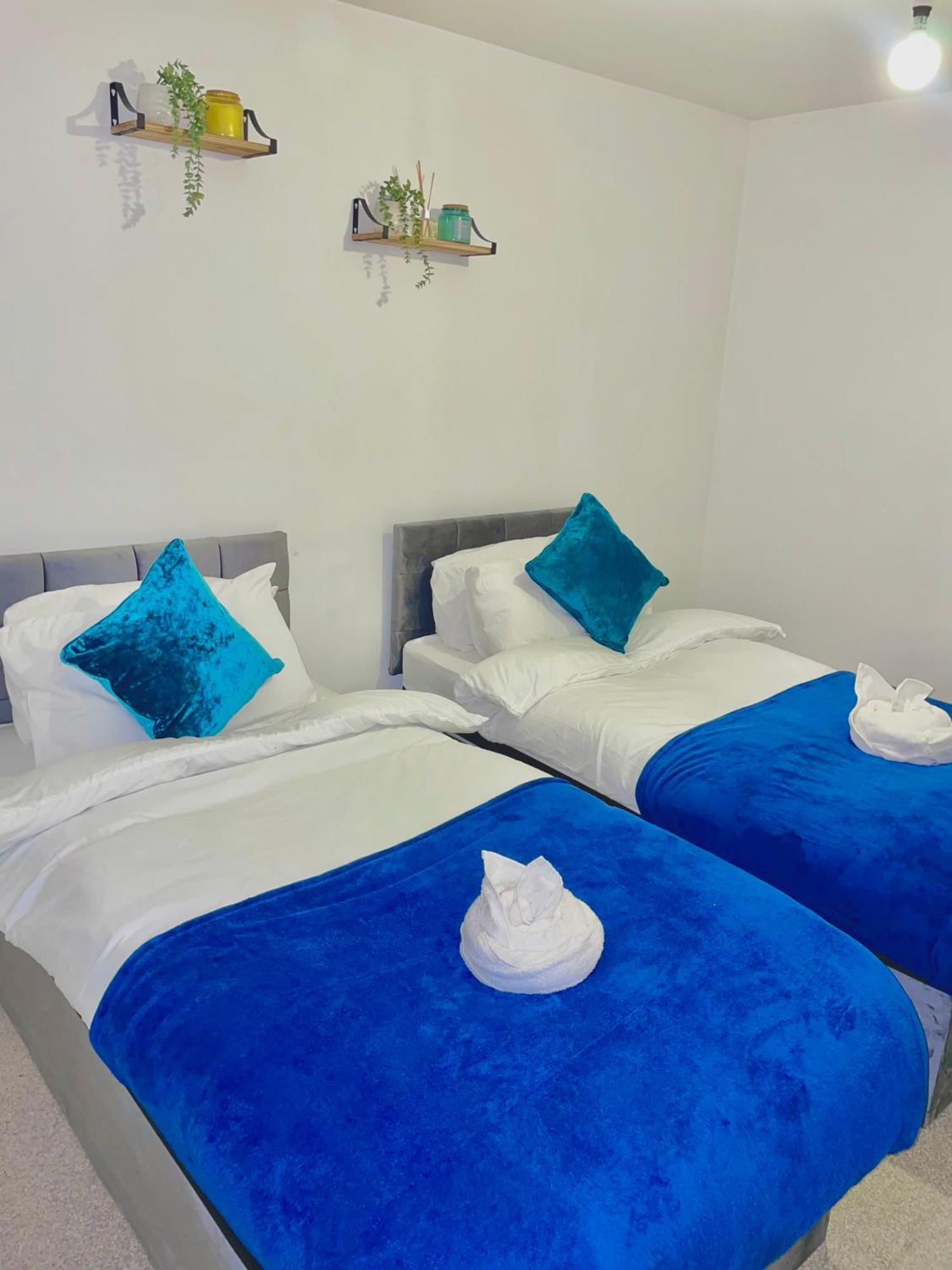 Apartment 2 Bedroom- Centre-sleeps 5- Ideal For Contractors, Working Professionals, Long Stays! *