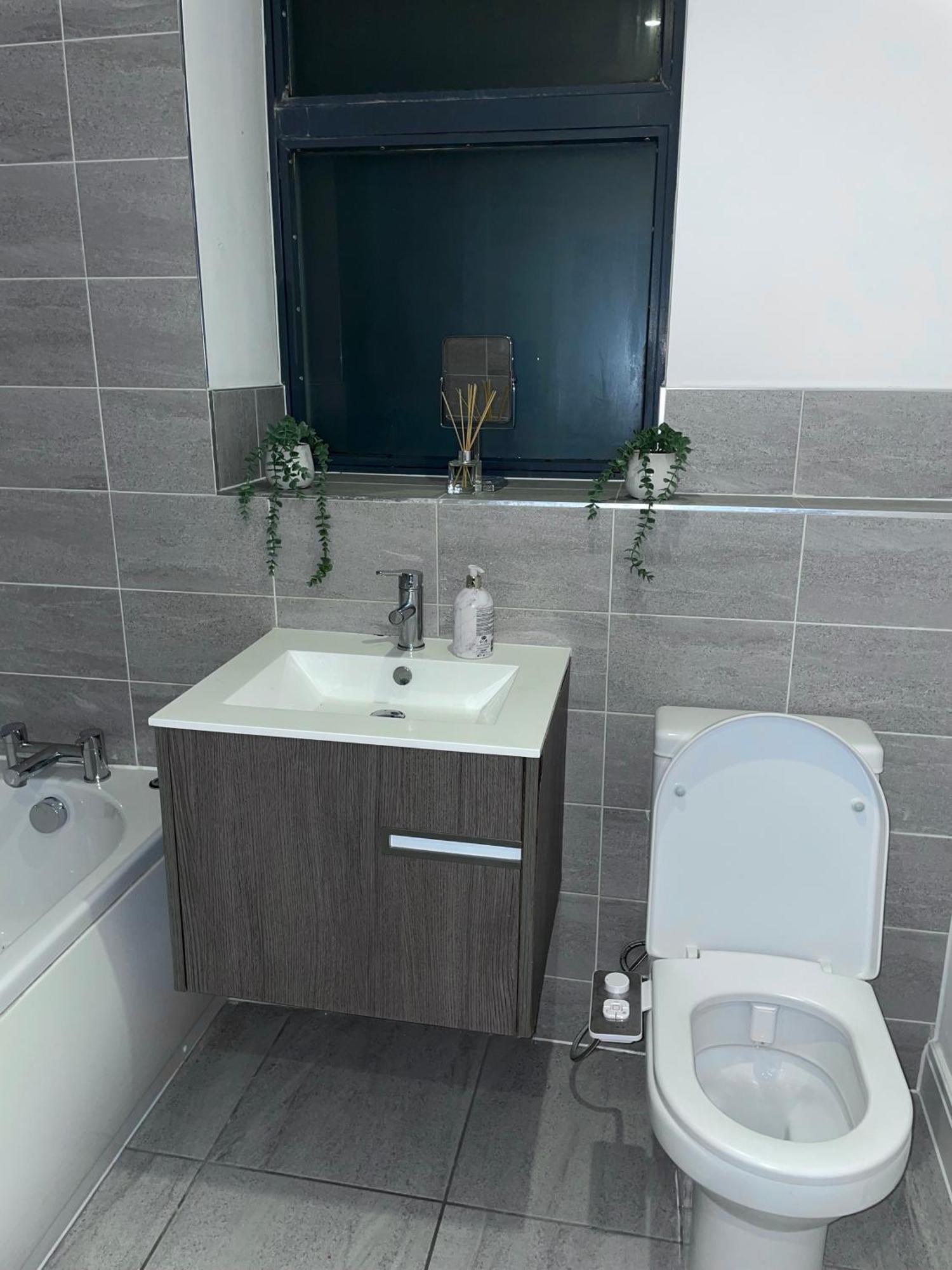 2 Bedroom- Centre-sleeps 5- Ideal For Contractors, Working Professionals, Long Stays! Apartment