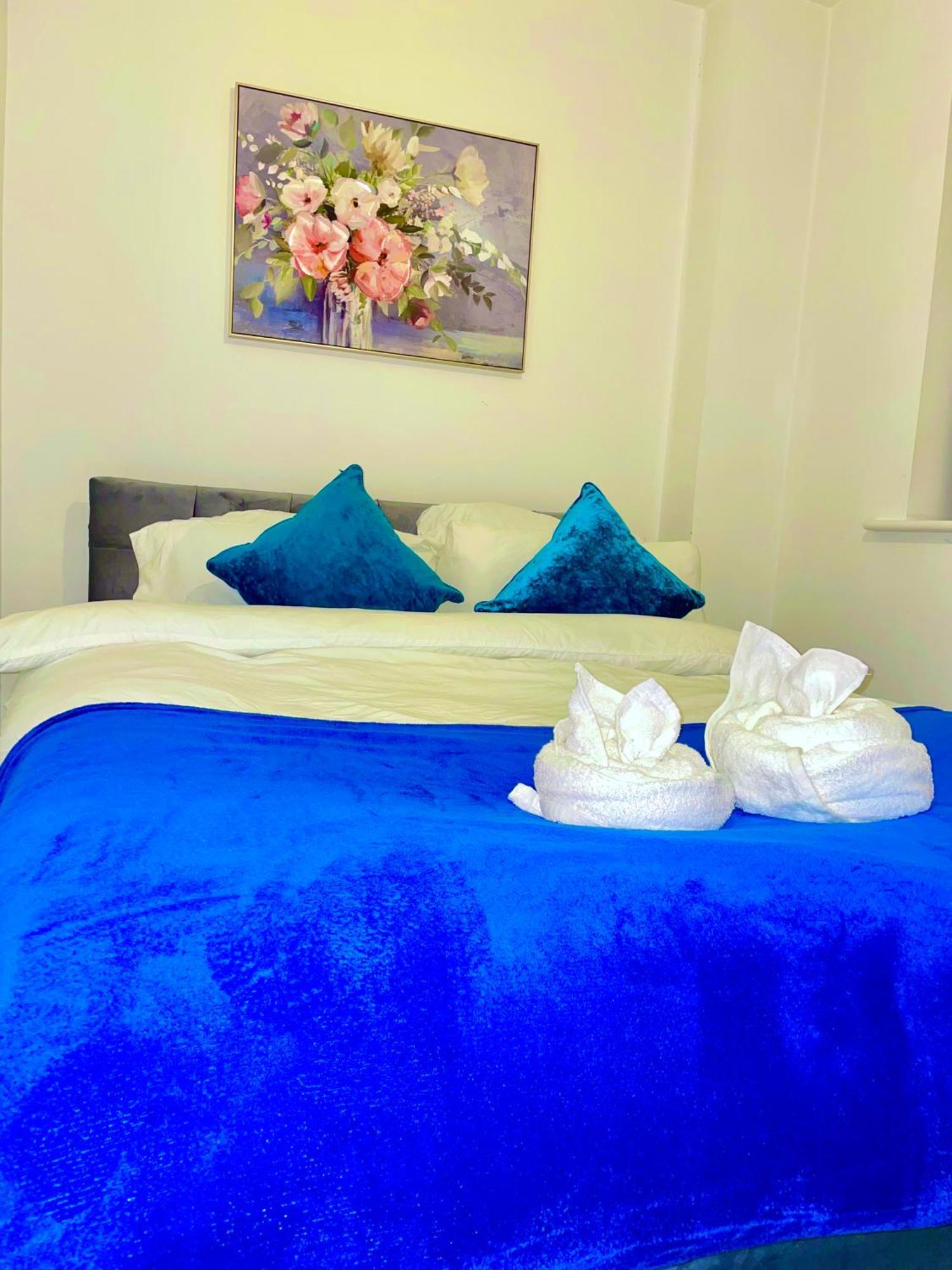 Apartment 2 Bedroom- Centre-sleeps 5- Ideal For Contractors, Working Professionals, Long Stays!
